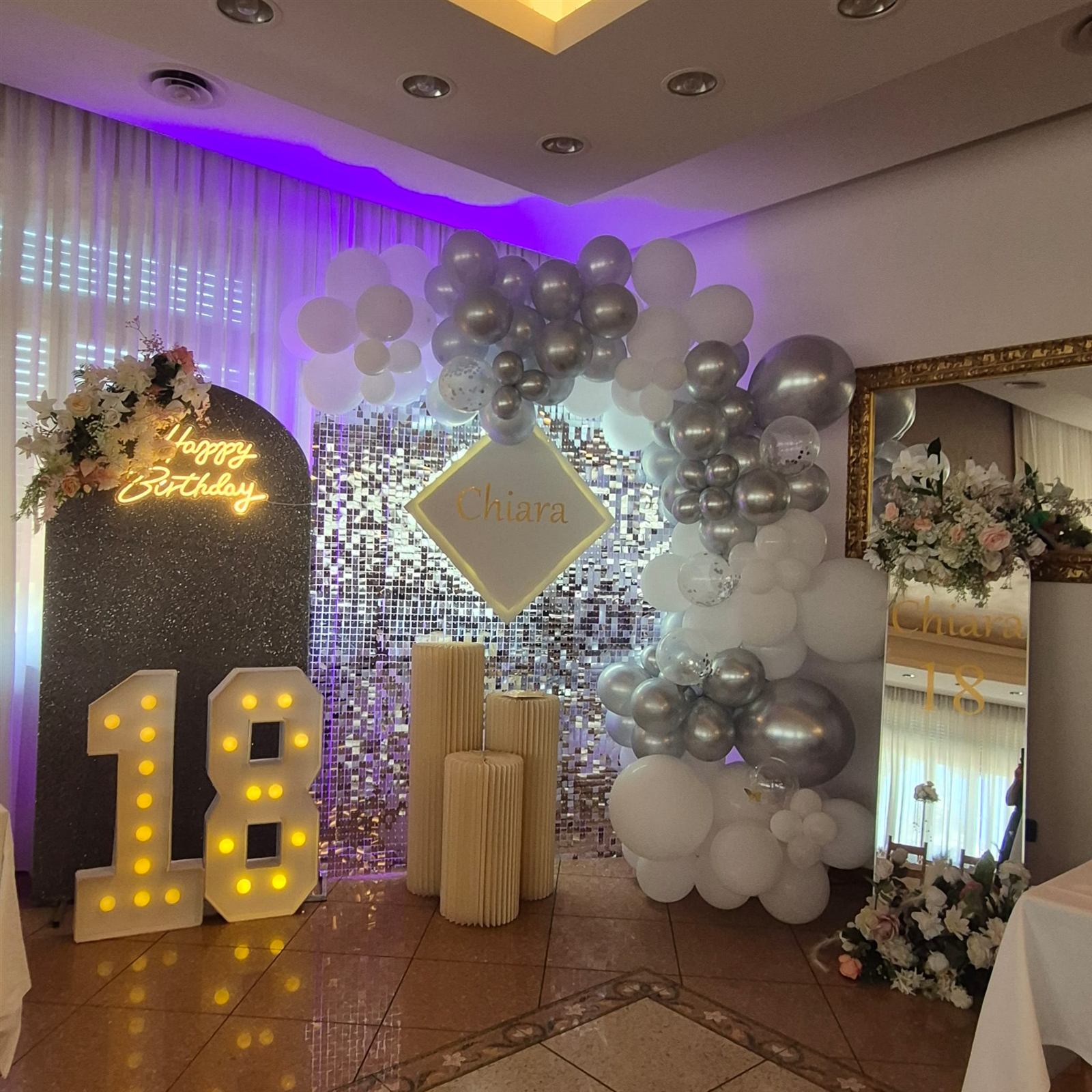 La sala allestita a festa per un compleanno