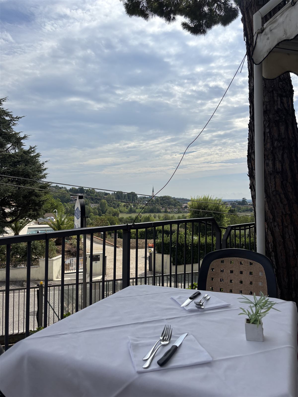 Un tavolo apparecchiato in terrazza con vista sulla campagna