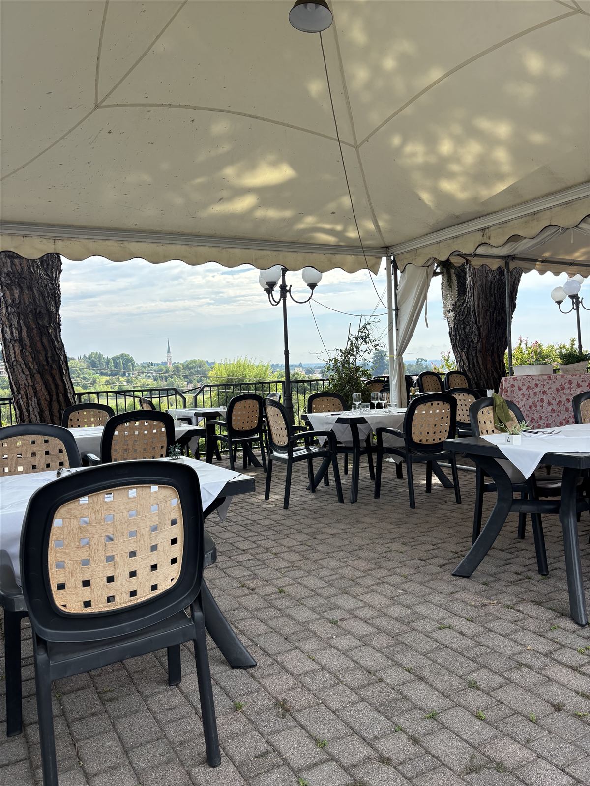 I tavoli in terrazza con vista sulla campagna vicentina