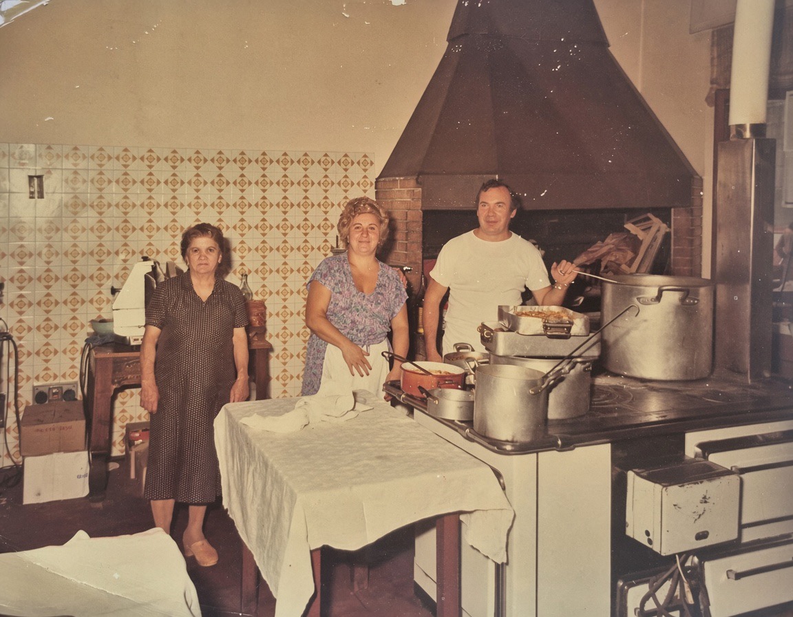 La cucina a legna del ristorante nei primi anni, con Lino e Anna ai fornelli