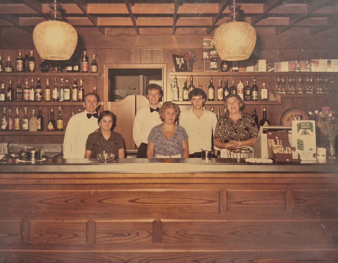 Il bancone dell'osteria di famiglia, con Lino e Anna e lo staff